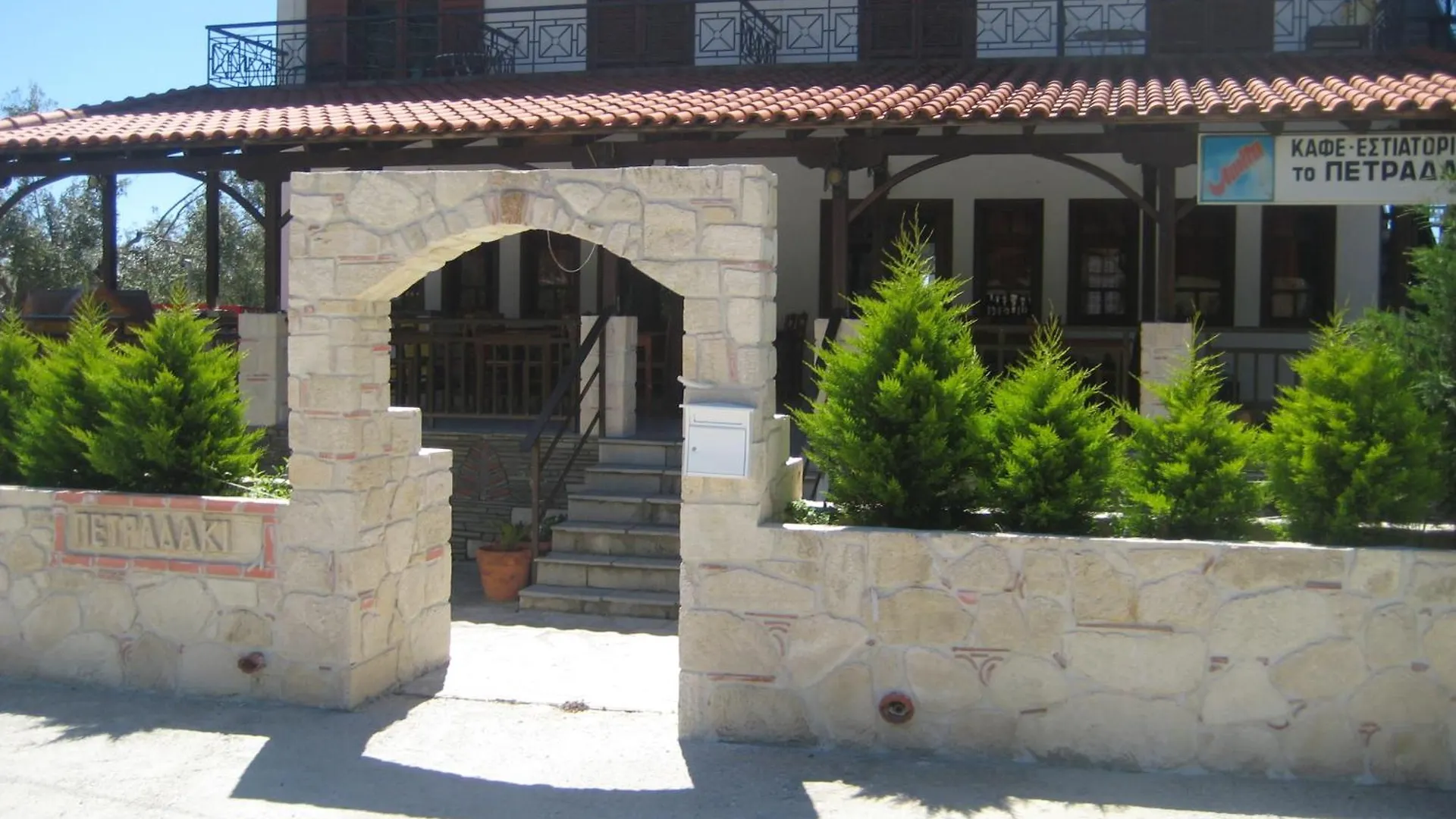 Petradaki Apartments モラ・カリヴァ ギリシャ